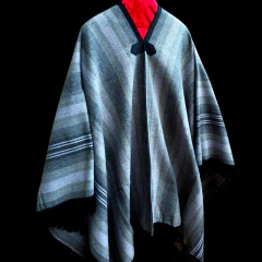 Poncho pesado frisado lana natural.