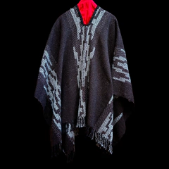 Poncho de lana artesanal pesado.