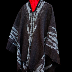 Poncho de lana artesanal pesado. on internet