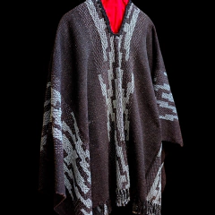Image of Poncho de lana artesanal pesado.