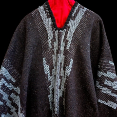Poncho de lana artesanal pesado.