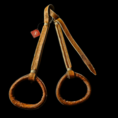 Juego de estribos con bombas tejidas en cuero crudo, modelo Chaqueño.