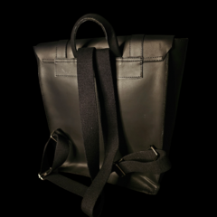 Mochila de cuero engrasado Vintage USHUAIA. Negra . - Distinguida Tradición | Marroquinería y Platería Criolla | Regalos exclusivos | San Rafael Mendoza