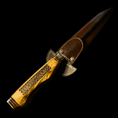 Cuchillo criollo Libertad encabado en Guayubira grabada. en internet