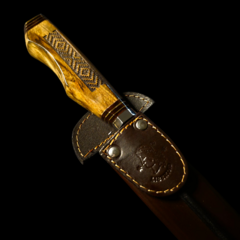 Cuchillo criollo Libertad encabado en Guayubira grabada. - comprar online