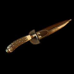 Cuchillo criollo 3 Claveles encabado en Guayubira y asta .