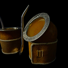 Mate Criollo Argentino con base de cuero tejido. Incluye bombilla