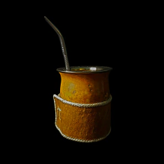 Mate Criollo Argentino con base de cuero tejido. Incluye bombilla on internet
