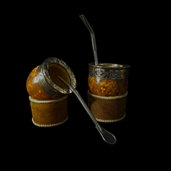 Mate Imperial Criollo de calabza con base de cuero tejido. Incluye bombillón.