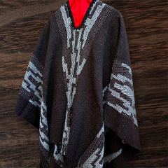 Poncho de lana artesanal pesado. on internet