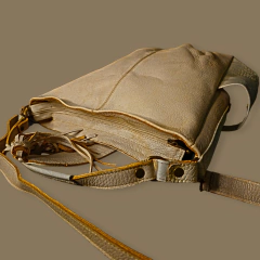 Bolso de mano en cuero original con cierre frontal . on internet