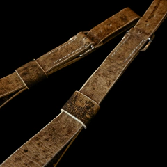 Juego de estribos retorcidos con esteiberas de búfalo. - Distinguida Tradición | Marroquinería y Platería Criolla | Regalos exclusivos | San Rafael Mendoza