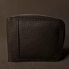 Billetera de caballero con cierre en cuero original.