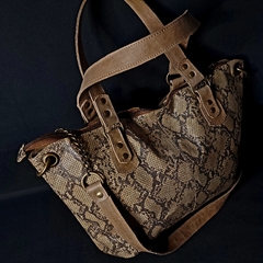 Cartera de dama cuero original con cadena bronce. en internet
