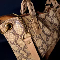 Cartera de dama cuero original con cadena bronc. - comprar online