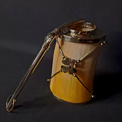 Mate de hueso y alpaca con bombilla.