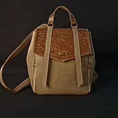 Mochila de cuero negra con cierres