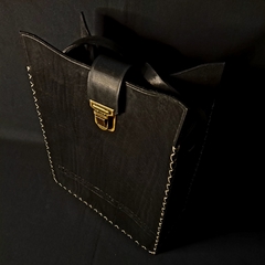 Porta termo grande con solapa y broche de bronce - Distinguida Tradición | Marroquinería y Platería Criolla | Regalos exclusivos | San Rafael Mendoza