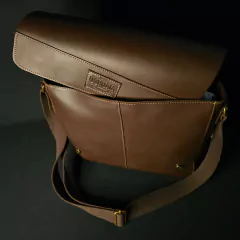 Image of Morral de cuero engrasado premium grande.