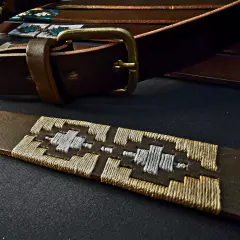 Cinturón con bordados pampas