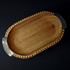 Bandeja de madera en Pacará y alpaca con incrustaciones. 40cm