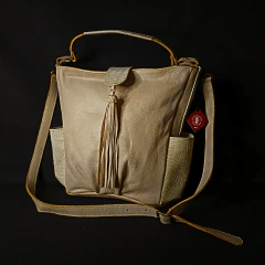 Bolso de mano en cuero original con cierre frontal .