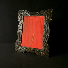 Portarretrato de alpaca cincelada. Medida 10x15cm - Distinguida Tradición | Marroquinería y Platería Criolla | Regalos exclusivos | San Rafael Mendoza