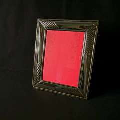 Portarretrato de alpaca cincelada. Medida 10x15cm - Distinguida Tradición | Marroquinería y Platería Criolla | Regalos exclusivos | San Rafael Mendoza