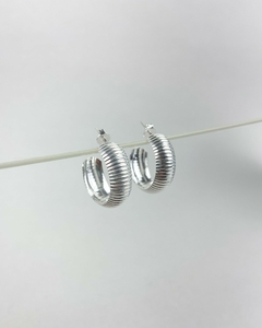 Argola Abaulada Listrada - Lualina Acessórios | Semijoias e Upcycling
