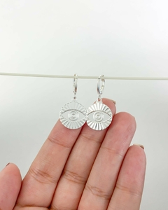 Mini Argola Medalha Olho Grego - Lualina Acessórios | Semijoias e Upcycling