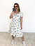Vestido Feminino Curto, cor branca, decote canoa e estampa de borboletas.