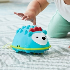 BRINQUEDO INTERATIVO PARA ENGATINHAR EXPLORE AND MORE PORCO-ESPINHO SKIP HOP - loja online