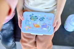 BOX DE REFEIÇÃO COM 2 DIVISÓRIAS REMOVÍVEIS EM SILICONE 700ML SEALIFE AZUL MARCUS & MARCUS - AD baby | Roupas e Acessórios nacionais e importados