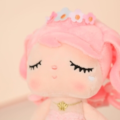 BONECA MINI ANGELA SEREIA PEROLA 20CM - METOO - AD baby | Roupas e Acessórios nacionais e importados