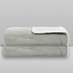 MANTA POMS DUPLA FACE CINZA/BRANCO 0,75X1,00 LAÇO BEBE