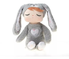 BONECA ANGELA PLUSH JUJU COELHA CINZA 33CM METOO
