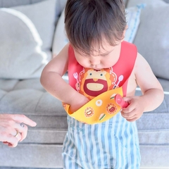 BABADOR EM SILICONE LEAO 06 MESES + MARCUS & MARCUS - comprar online