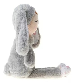 BONECA ANGELA PLUSH JUJU COELHA CINZA 33CM METOO - AD baby | Roupas e Acessórios nacionais e importados