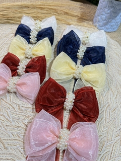 Laço cruzado em organza