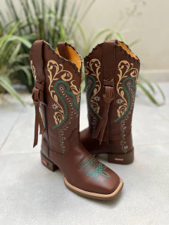 BOTA TEXANA TRIBAL BEGE E VERDE FLORÃO VERDE COURO MARROM COM TRICÊ E TIRINHAS