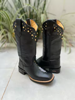 BOTA TEXANA COM METAIS DOURADOS COURO PRETO ESTILIZADO EM ARRAIA
