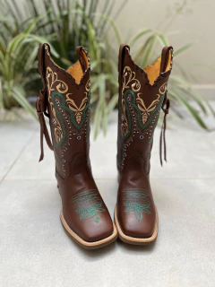 BOTA TEXANA TRIBAL BEGE E VERDE FLORÃO VERDE COURO MARROM COM TRICÊ E TIRINHAS - comprar online