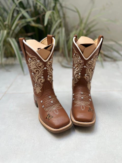 BOTA TEXANA BORDADO RAMOS FLORÃO COM BORBOLETA COURO MARROM COM STRASS - comprar online
