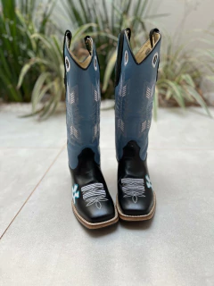 BOTA TEXANA BORDADO FLECHA E ROZETA COURO AZUL CLARO E PRETO SOLADO COURO na internet