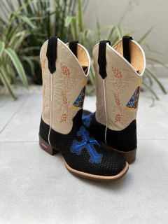 BOTA TEXANA BORDADO NOSSA SENHORA E CRUZ AZUL COURO OFF WHITE E ESCAMADO PRETO