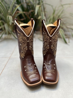 BOTA TEXANA BORDADO RAMOS BEGE COM STRASS COURO MARROM ESCURO - comprar online