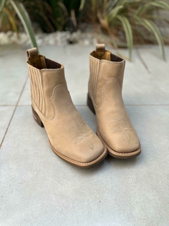 BOTINA TRADICIONAL FLORÃO BÁSICO BEGE COURO NOBUCK AREIA - comprar online