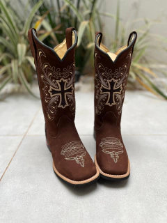 BOTA TEXANA BORDADO CRUZ E NOSSA SENHORA BEGE COURO NOBUCK MARROM - comprar online