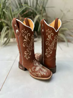 BOTA TEXANA BORDADO NOSSA SENHORA E CRUZ BEGE COURO MARROM