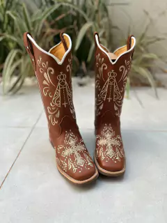 BOTA TEXANA BORDADO NOSSA SENHORA E CRUZ BEGE COURO MARROM - comprar online